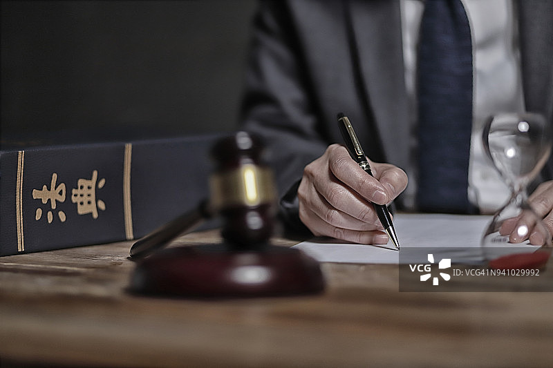 律师在办公室撰写文件图片素材
