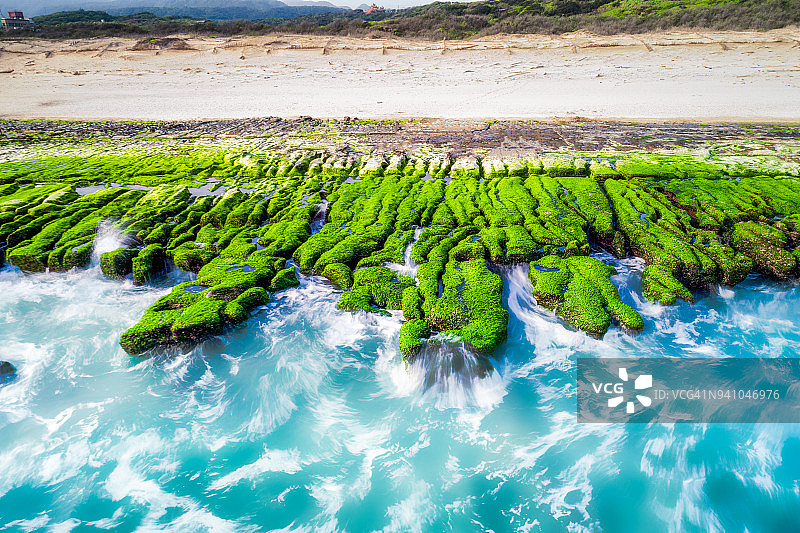 阳光明媚的礁石，中国台湾新北图片素材