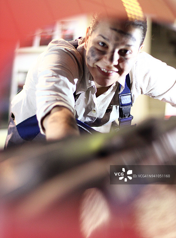 修理发动机的技工之手图片素材