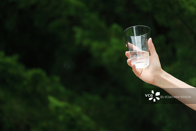女人拿着一杯水的特写图片素材