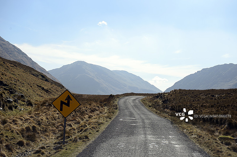 爱尔兰梅奥郡路易斯堡附近的单车道警告标志图片素材