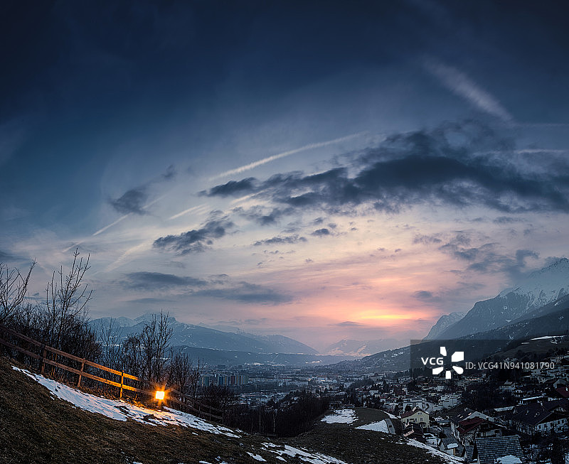 冬日因斯布鲁克的暮色图片素材