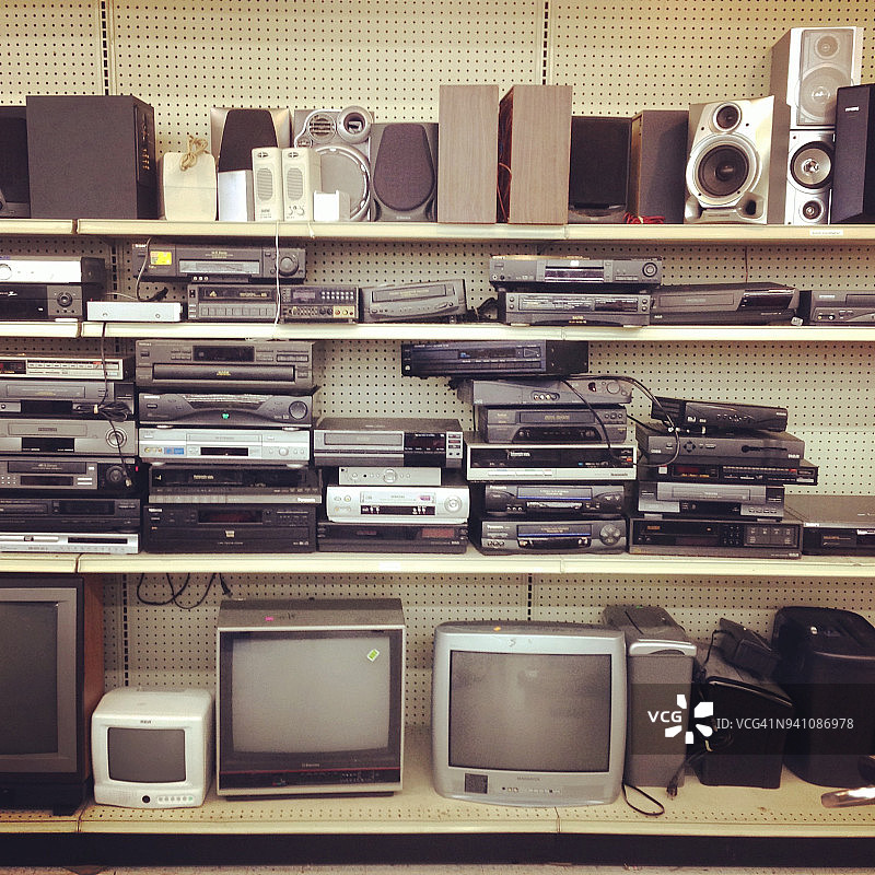 货架上的各种旧电子产品图片素材