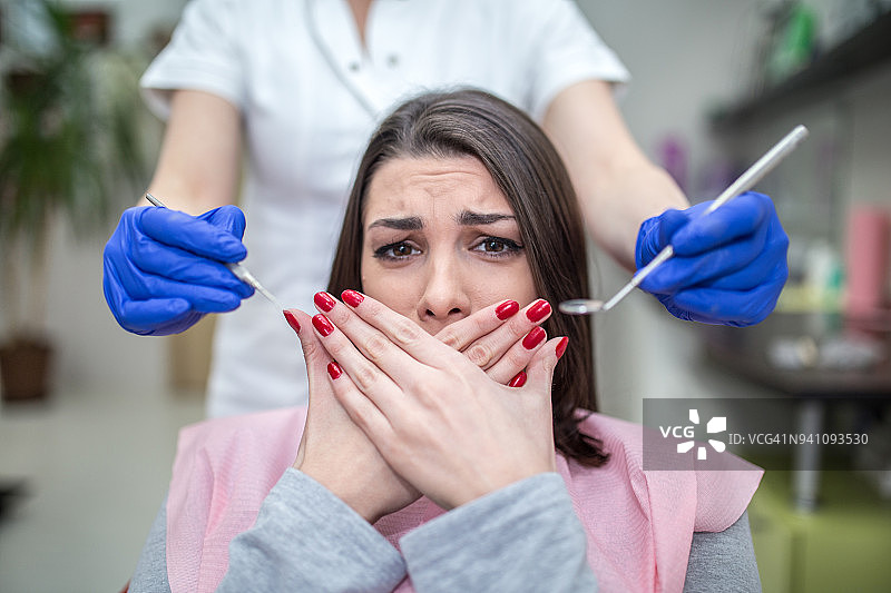 棕发女子害怕牙科检查图片素材