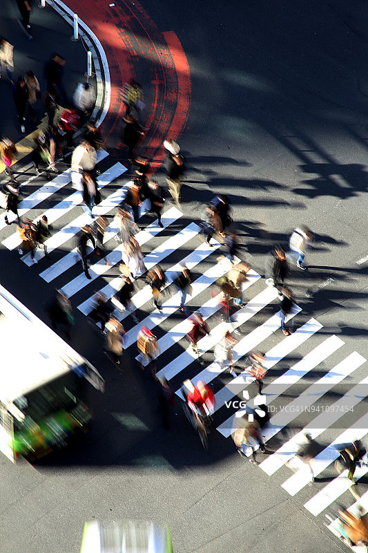 人们穿过街道的高角度视图图片素材