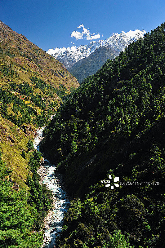尼泊尔宗姆山谷的河流图片素材