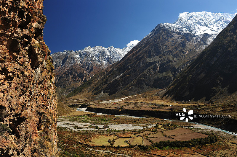 尼泊尔宗姆山谷的壮丽景色图片素材