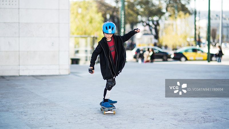 玩滑板的男学生图片素材