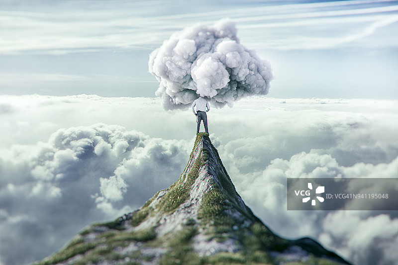 山顶被云遮挡的视野图片素材