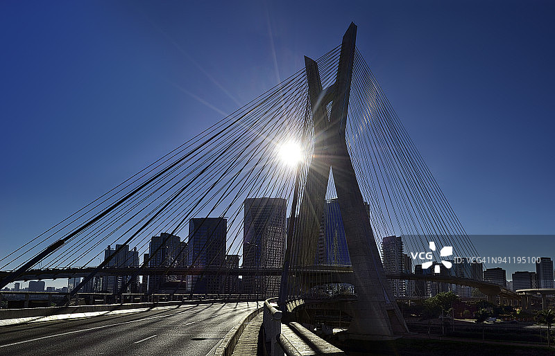 晨曦中的奥塔维奥·弗rias·德·奥利维拉大桥与圣保罗天际线图片素材