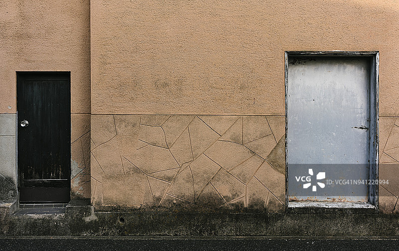 黑色木质和银色金属门建筑外观图片素材