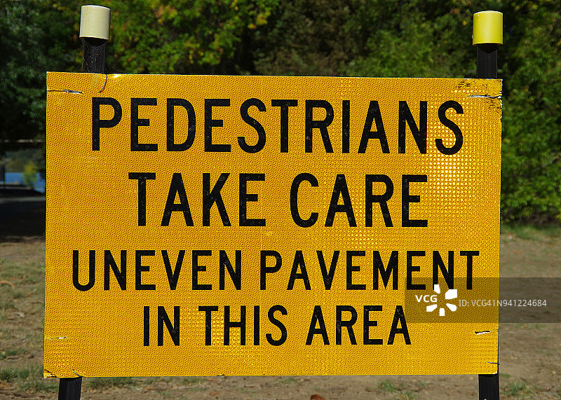 注意行人：路面不平标志图片素材