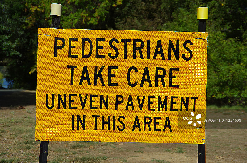 注意行人：路面不平标志图片素材