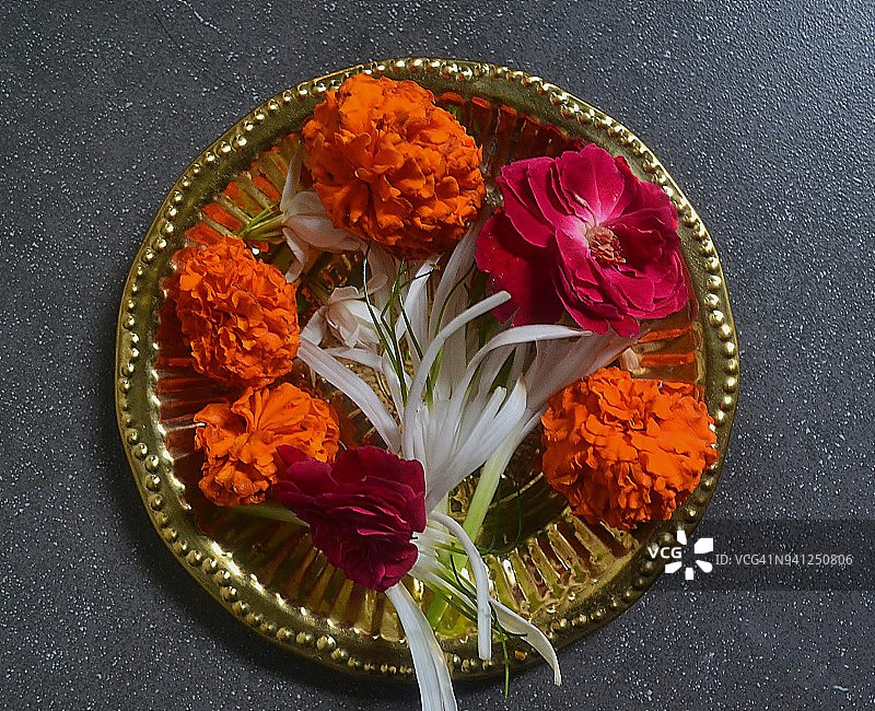 艾哈迈达巴德：铜盘中的鲜花祭品图片素材