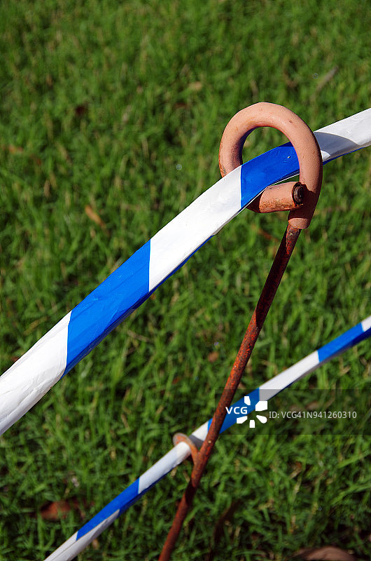 蓝白条纹塑料警戒带图片素材