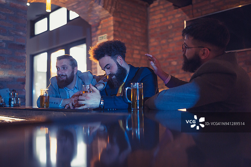 商人，朋友们试图鼓励他们的伙伴图片素材