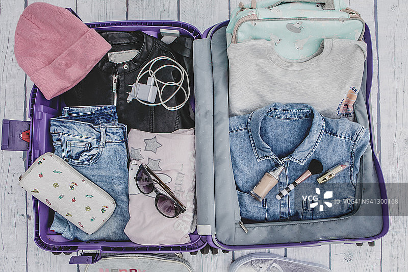装有休闲女装的打开的行李箱图片素材