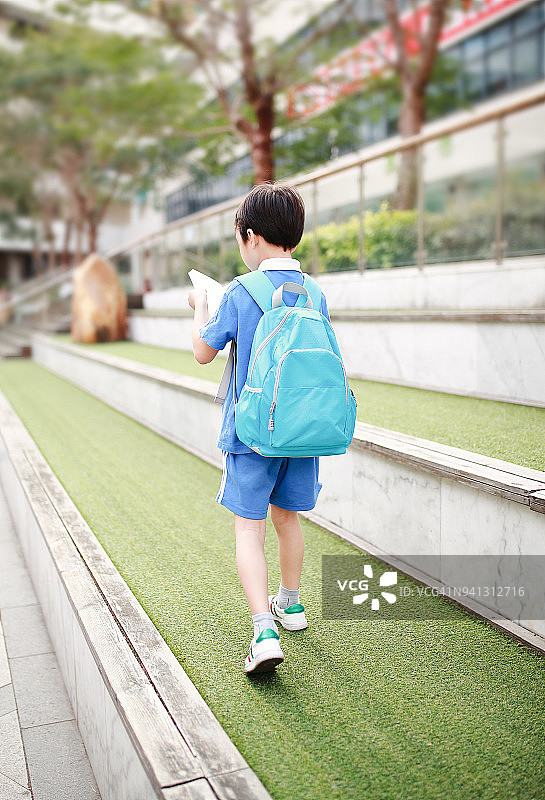 小男孩去上学图片素材