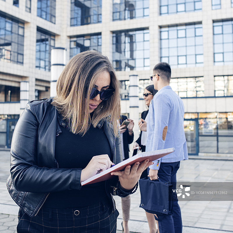 在笔记本上做笔记图片素材