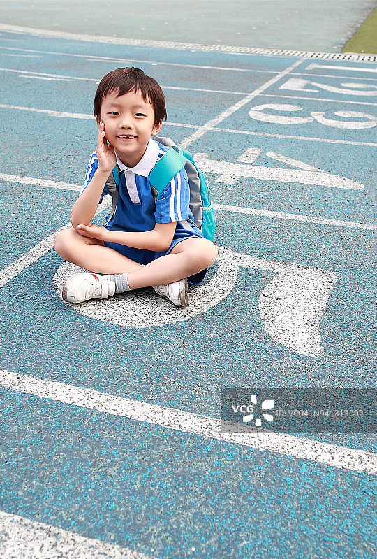 小男孩去上学图片素材