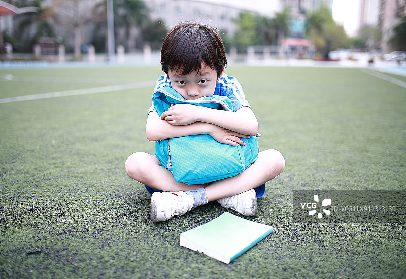 小男孩去上学图片素材