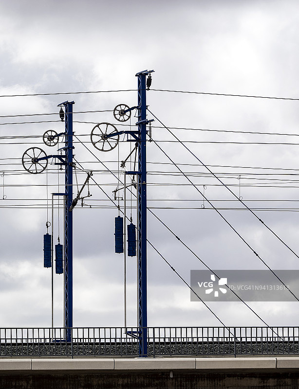 西班牙瓦伦西亚：高架桥上的高速列车轨道及电力塔图片素材