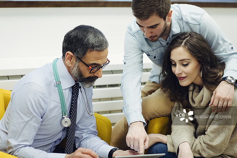 医生办公室的超声波检查图片素材