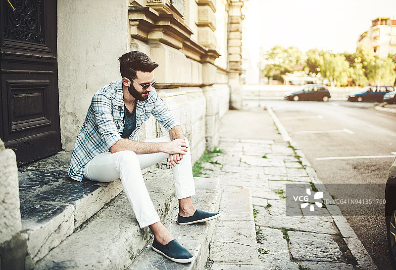 看手表时髦男人图片素材