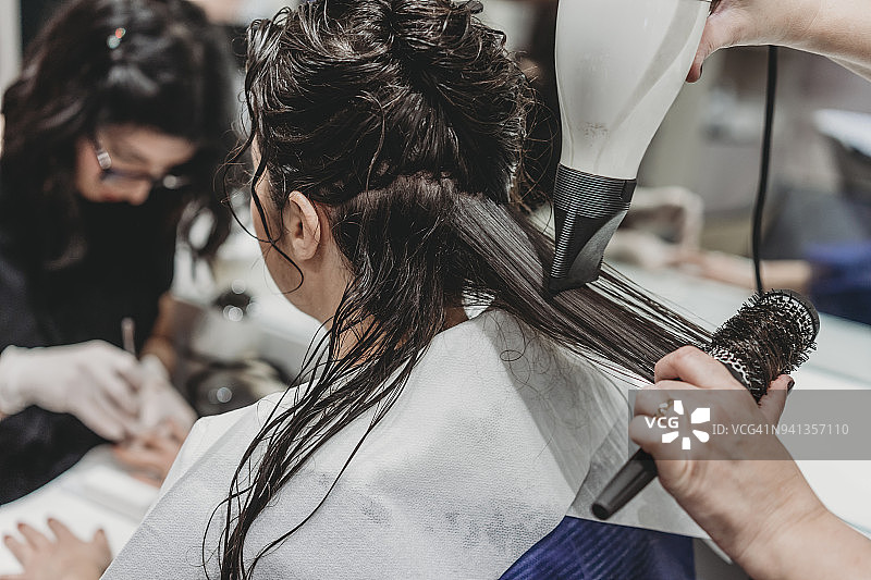 在美发店的年轻女子图片素材