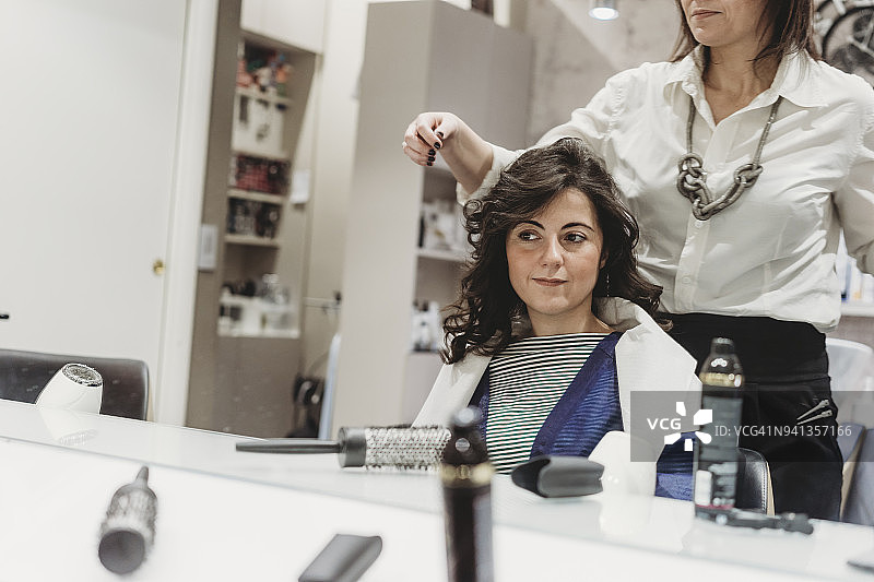 在美发店的年轻女子图片素材