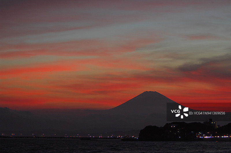 富士山和相模湾的红色日落云彩，位于日本神奈川县图片素材