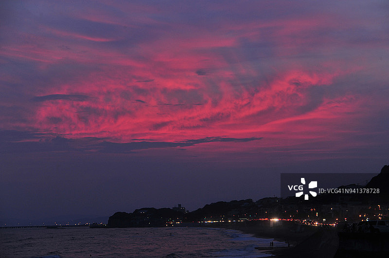 富士山和相模湾的红色日落云彩，位于日本神奈川县图片素材
