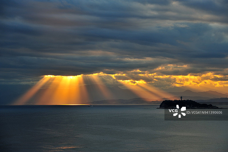 日本江之岛和相模湾的橙色夕阳强光束图片素材