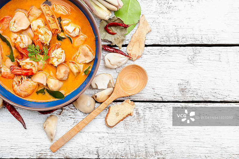 木桌上的泰式河虾酸辣汤图片素材