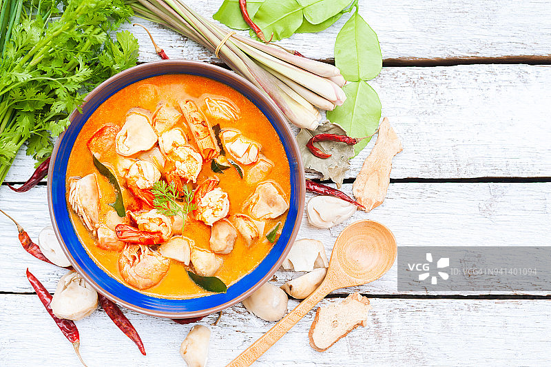 木桌上的泰式河虾酸辣汤图片素材