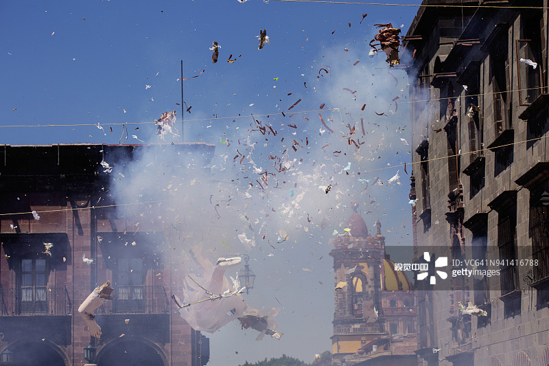 爆裂的雕像！图片素材