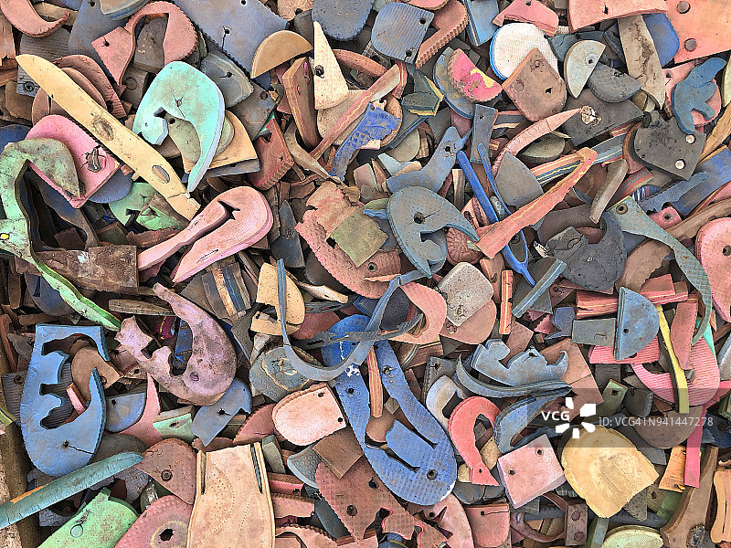 再生塑料和橡胶人字拖图片素材