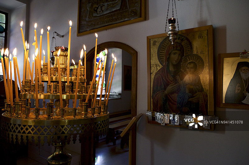 伊拉克利翁圣提图斯教堂的蜡烛图片素材