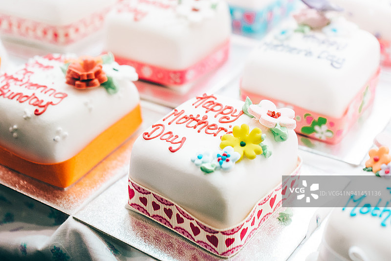 用杏仁蛋白软糖装饰的母亲节蛋糕图片素材