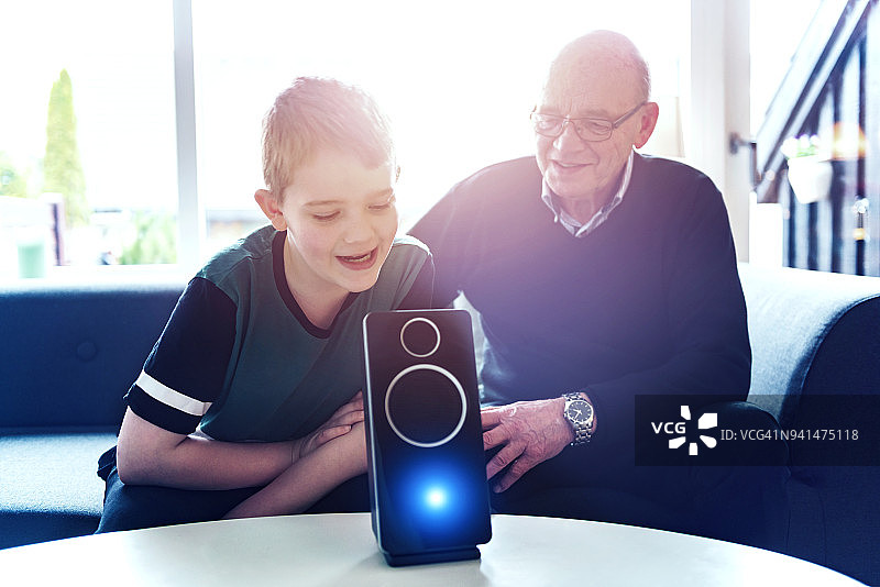 数字助理使用语音识别帮助家庭控制智能家居图片素材