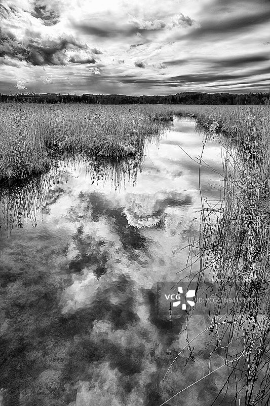 风暴天空在湖面的倒影图片素材