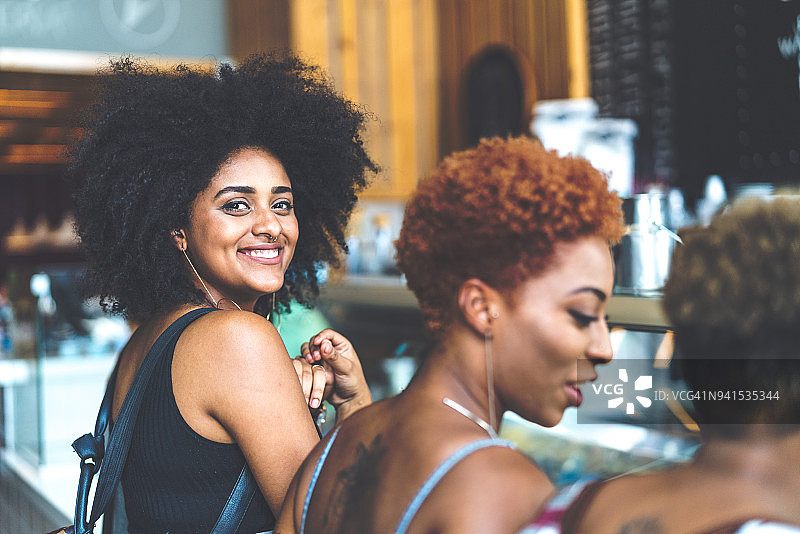 女朋友们望着窗外渴望冰淇淋图片素材