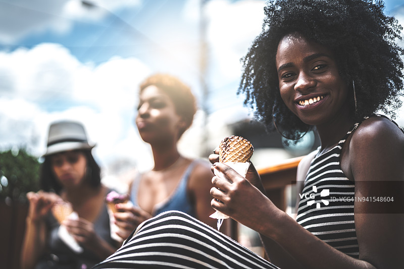 女孩们一起吃冰淇淋图片素材