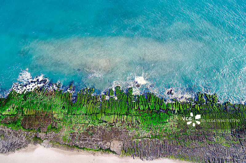 阳光明媚的礁石，中国台湾新北图片素材