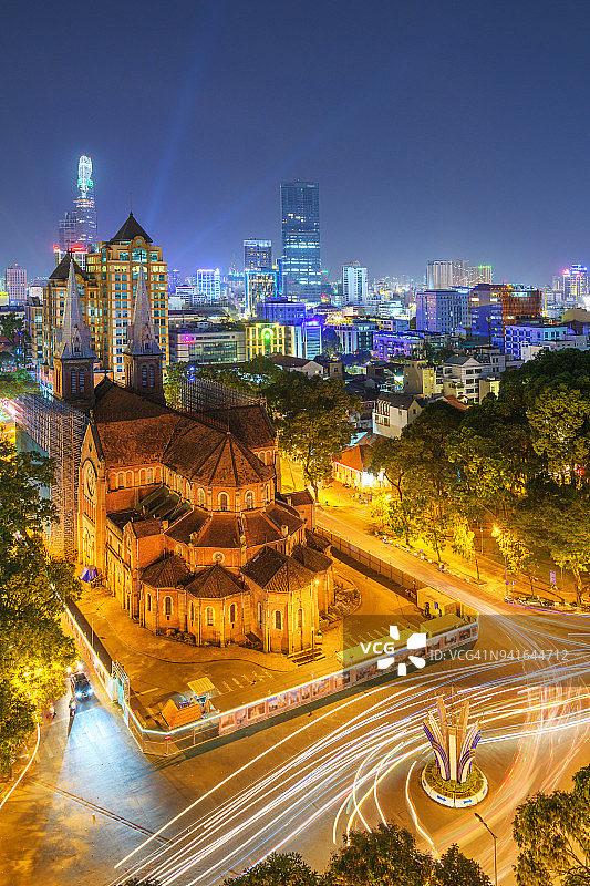 蓝色时刻的西贡圣母大教堂航拍图片素材