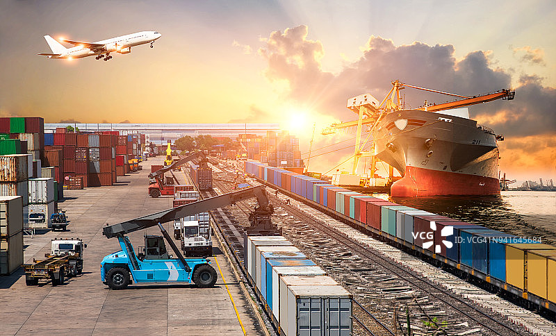 集装箱货运列车的全球业务：商业物流概念，航空货运，铁路运输和海运，物流业务概念，配送、交付、服务、运输图片素材