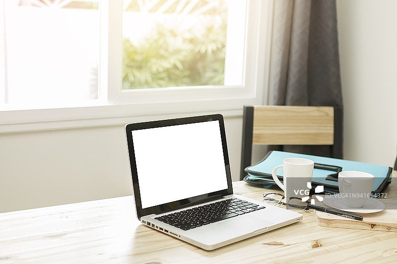 工作区上的笔记本电脑和热饮图片素材