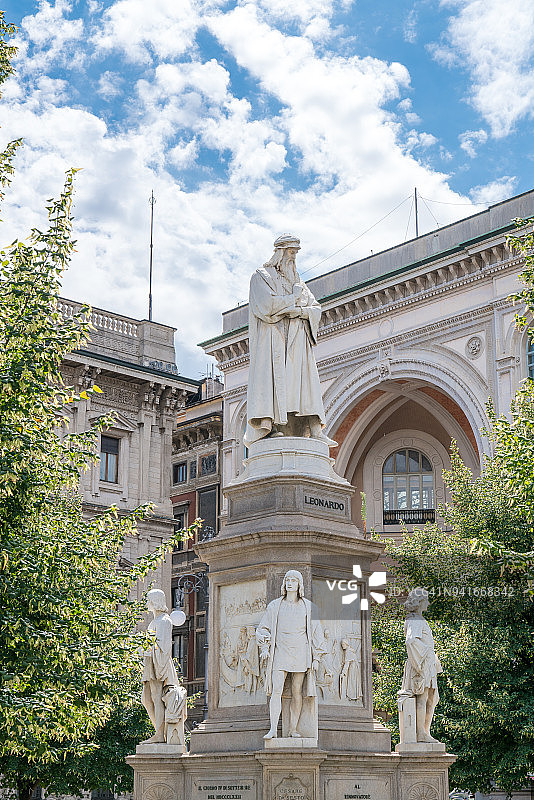 斯卡拉广场的达芬奇雕像图片素材