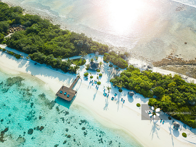 马尔代夫卡纳丽芙度假村鸟瞰，阿杜环礁赫拉特拉岛图片素材