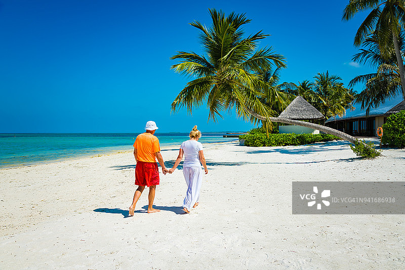 老年夫妇在马尔代夫卡纳丽芙度假村享受假期图片素材